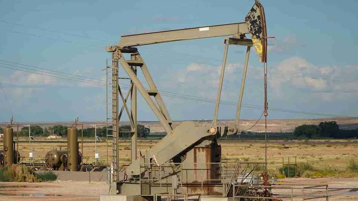A large machine for getting oil in the middle of a wide open space