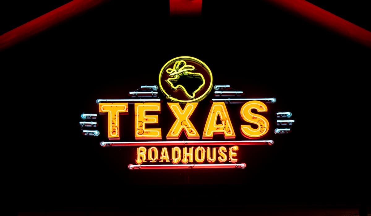 Texas Roadhouse restaurant exterior lit at night with its trademark logo – Texas Roadhouse news.